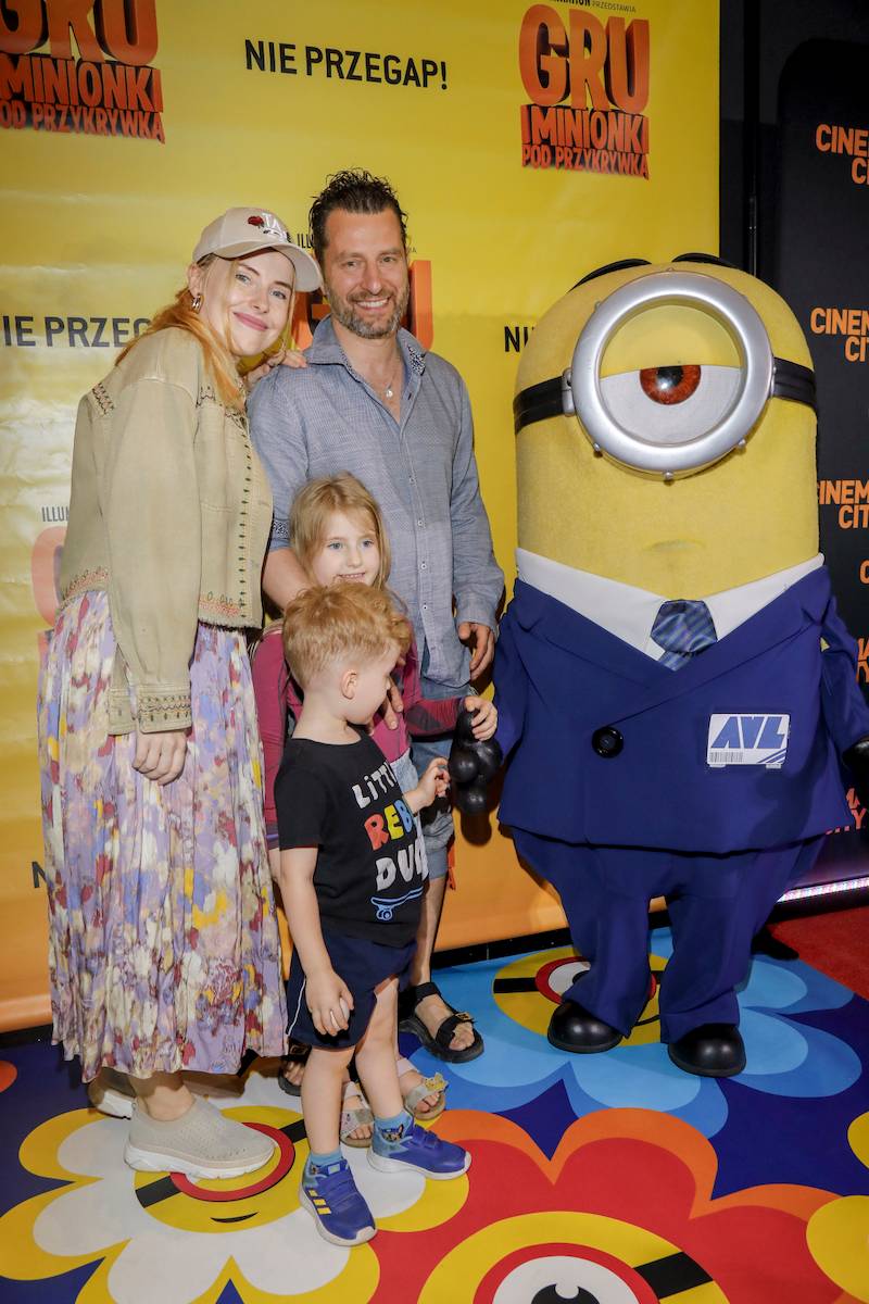 Premiera bajki. Karolina Gorczyca wyjątkowo z córką. Na tej samej imprezie pojawił się jej tata z rodziną