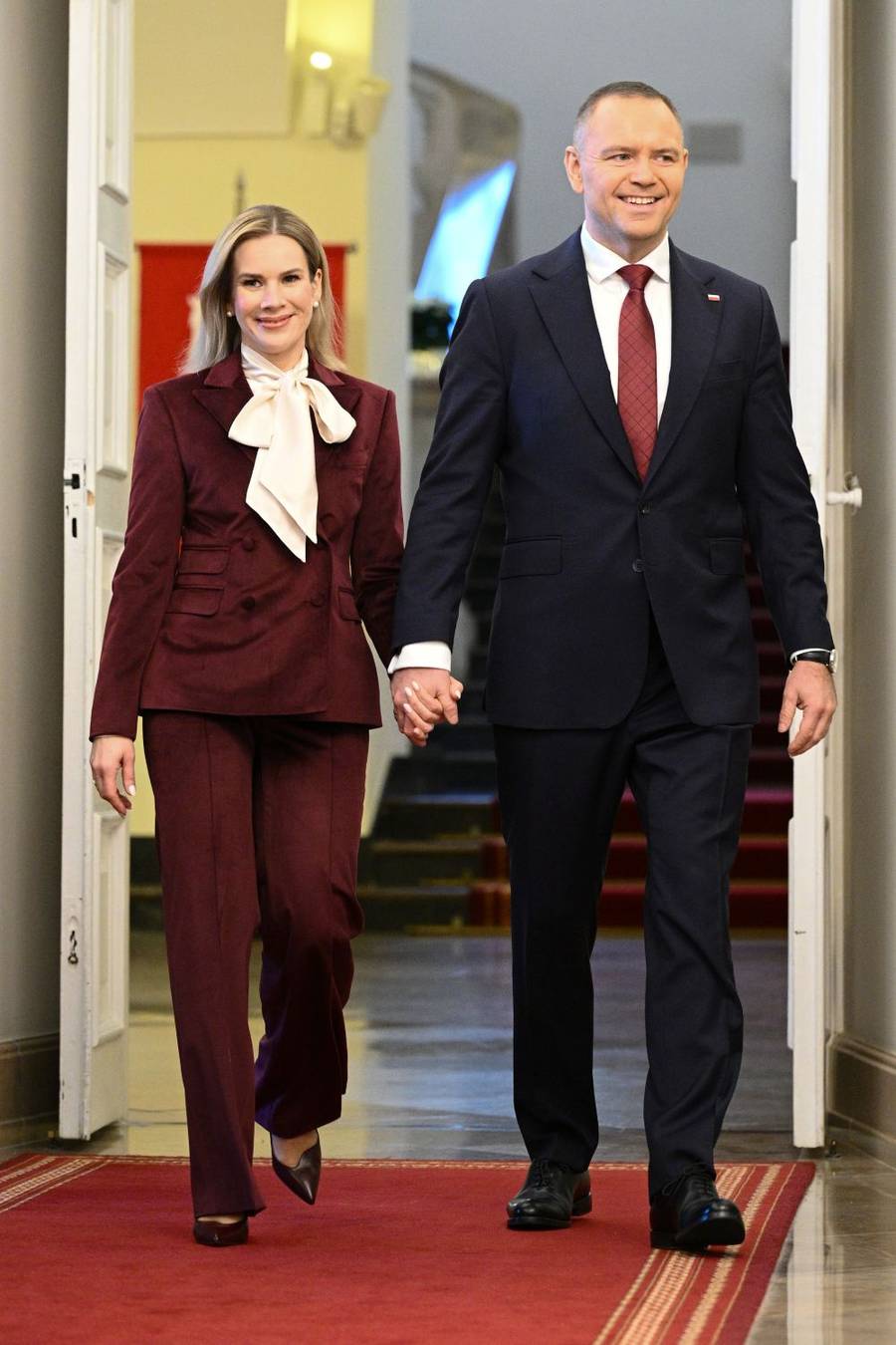 Marta Nawrocka w wyrafinowanej stylizacji u boku męża. Ten kolor to HIT!