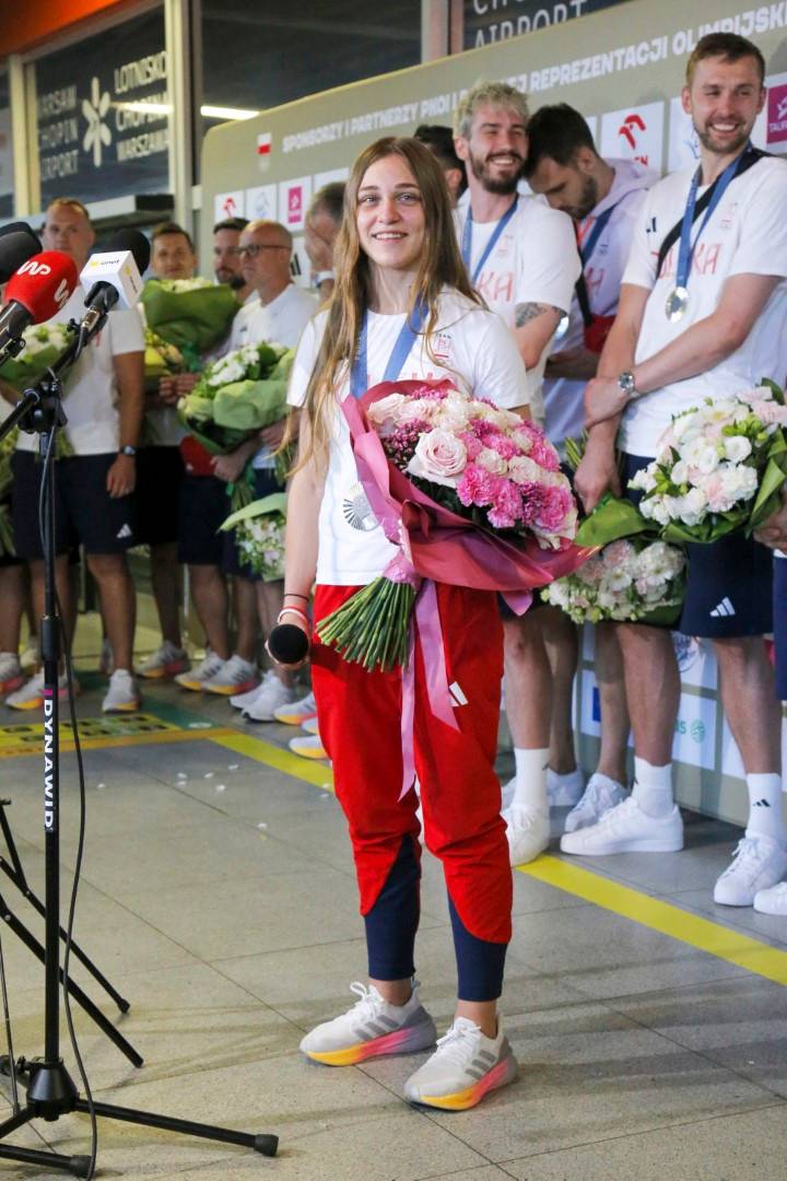 Olimpijczycy wrócili z Paryża. Tłumy kibiców witają ich na lotnisku w Warszawie! (ZDJĘCIA)