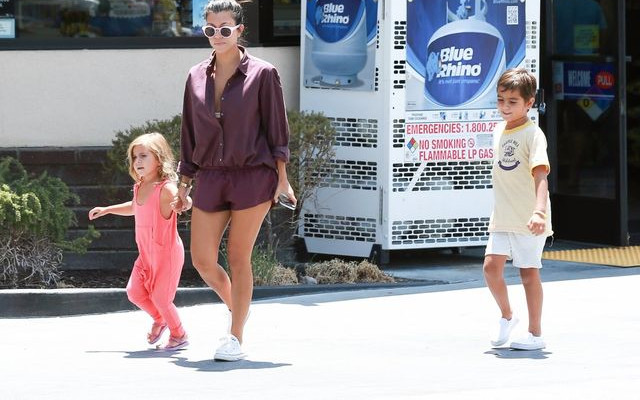 Kourtney Kardashian po raz kolejny pokazuje, jak seksownie wyglądać będąc mamą!