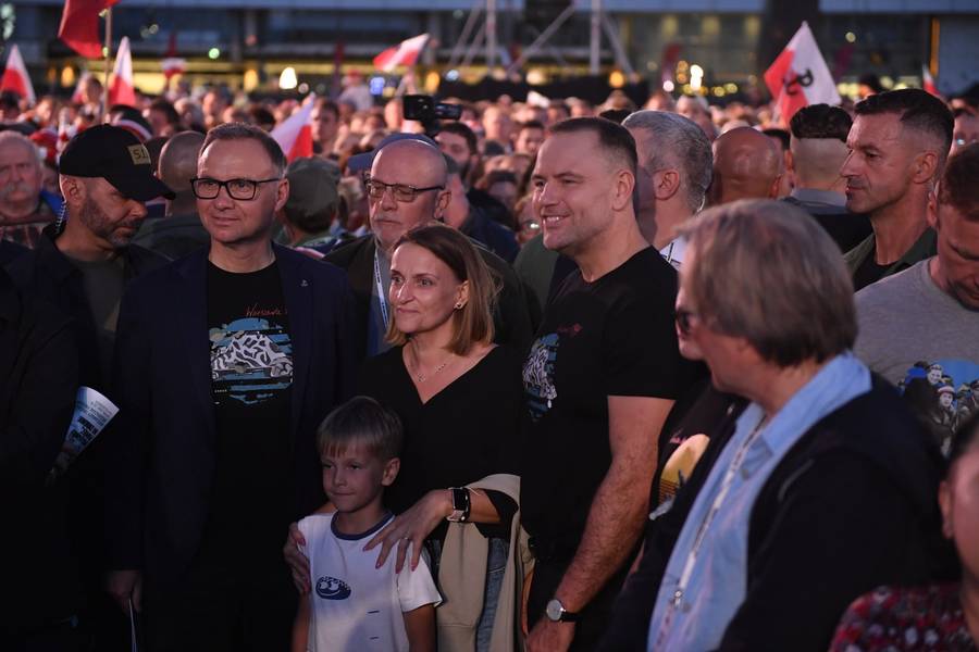 Andrzej Duda i Karol Nawrocki uchwyceni razem na koncercie! Tak upamiętnili Powstanie Warszawskie (FOTO)