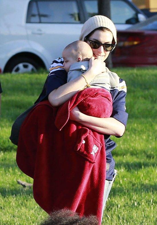 Anne Hathaway opiekuje się z dzieckiem przyjaciół