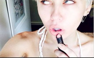 Miley Cyrus powiększyła piersi?! (FOTO)