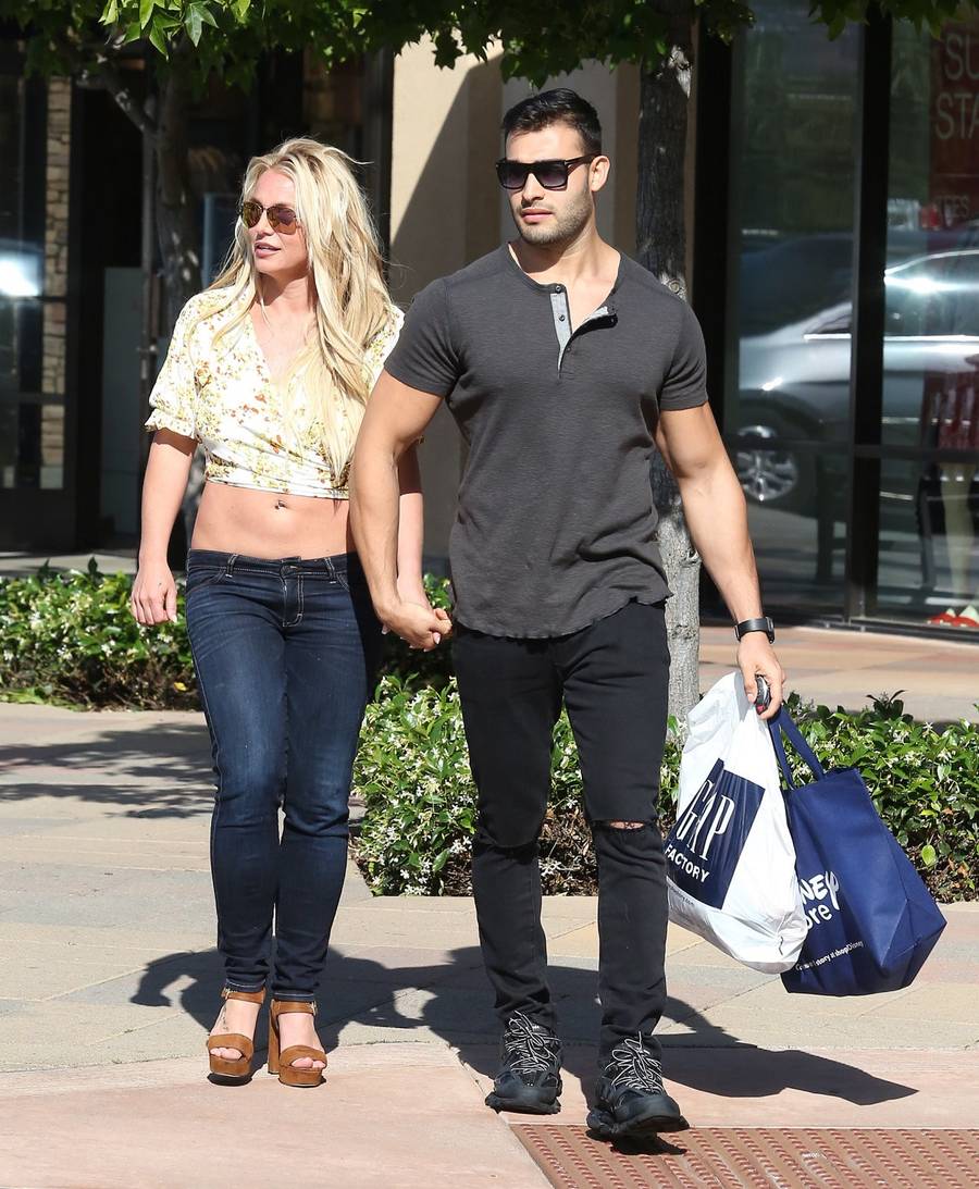 Britney Spears na zakupach z chłopakiem i BRZUCHEM na wierzchu. Ma się czym pochwalić?