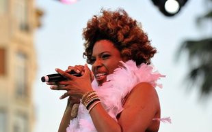 Jak Macy Gray odreagowuje po występie?