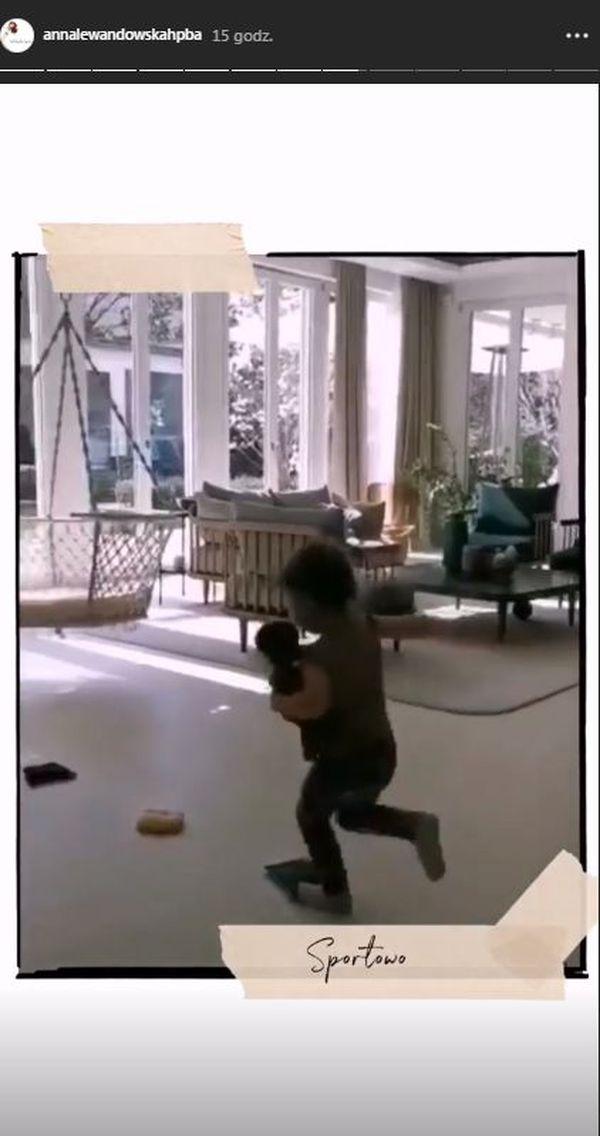 Anna i Robert Lewandowscy z córką Klarą w ich domu w Monachium