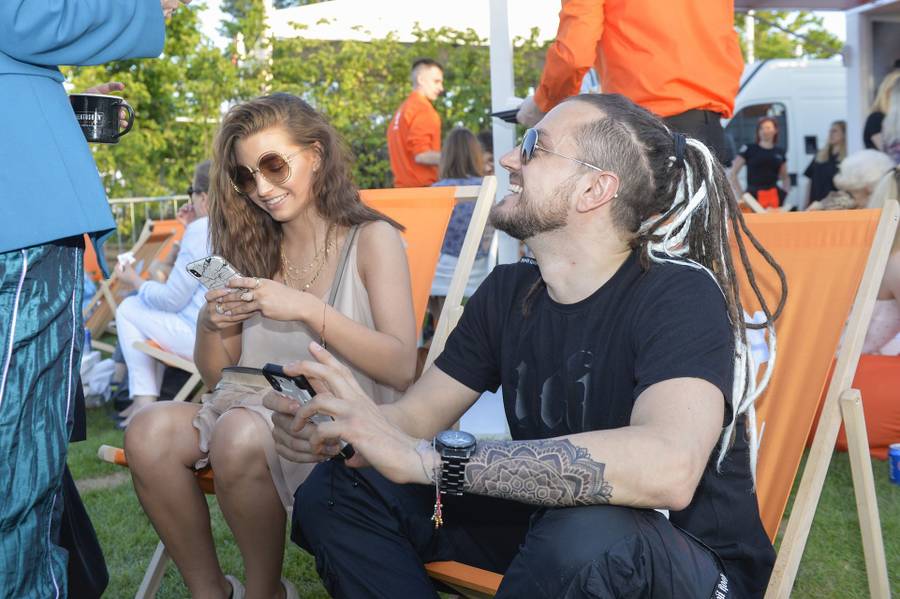 Wieniawa i Baron pozują razem do zdjęć na evencie marki kulinarnej