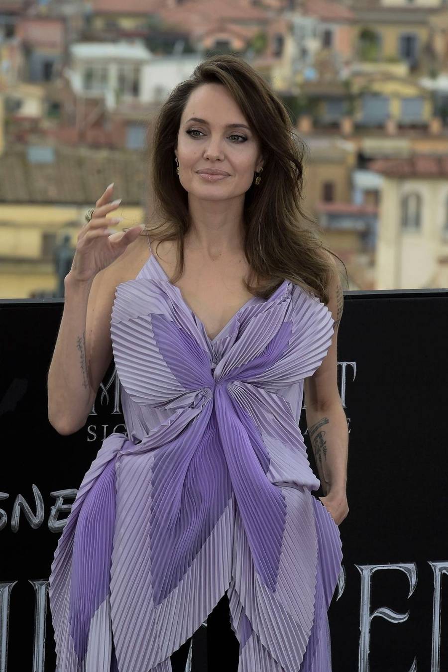 Angelina Jolie kończy dziś 50 lat! Wynajęła dla siebie zabójcę, nosiła fiolki z krwią chłopaka… Co jeszcze skrywa?