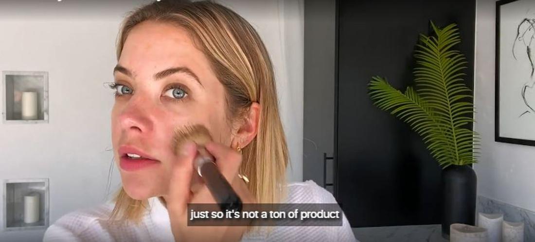 Ashley Benson pokazuje krok po kroku swój ekspresowy makijaż. 