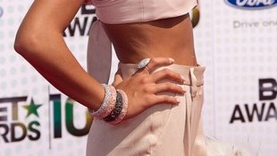 Ogolona głowa, goły brzuch (FOTO)