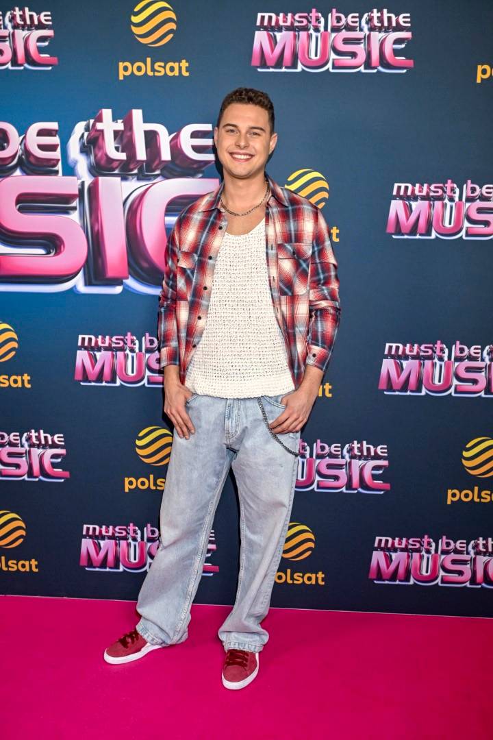 Natalia Szroeder zaskoczyła “nagością” w nietypowym stroju, Patricia Kazadi w krzykliwym dresie, roześmiany Adam Zdrójkowski (FOTO)