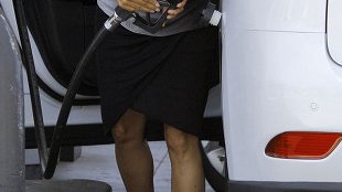 Ciężarna Halle Berry na stacji benzynowej (FOTO)