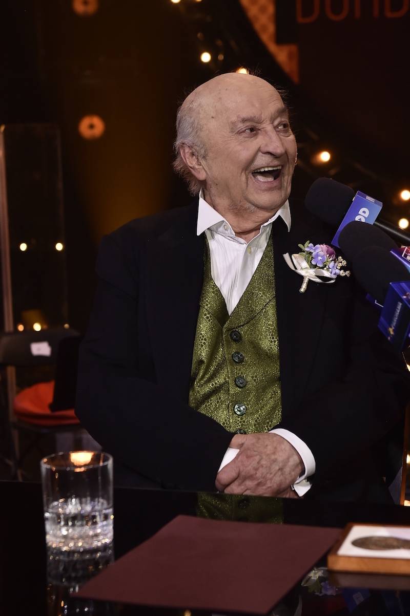 Gwiazdy starej telewizji na benefis Bohdana Łazuki. Wiesław Ochman z synem, Walewska, Sieńczyłło…