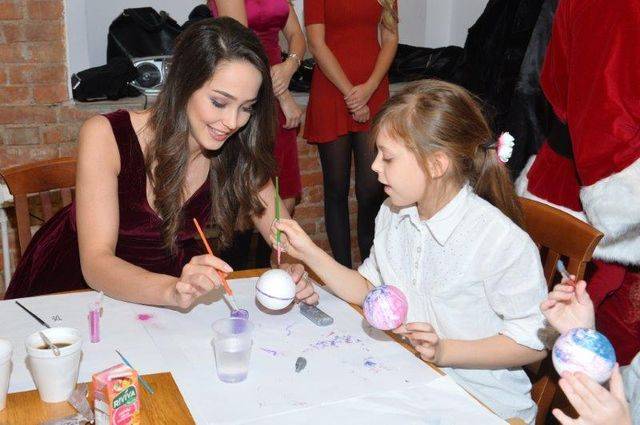 Gwiazdy malują z dziećmi bombki