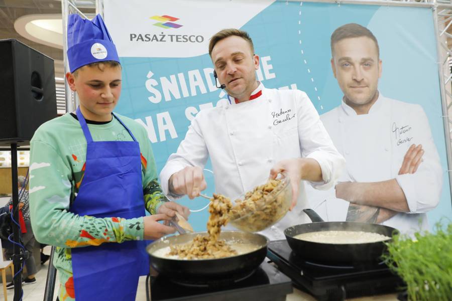 Celebrytki chałturzą na 20 urodzinach TESCO. UPS! SIWIEC i GARDIAS ubrane tak samo