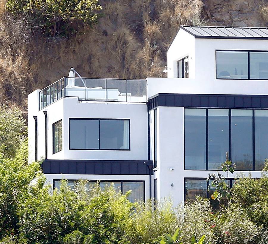 Paparazzi przed domem Demi Lovato. Gwiazda przedawkowała