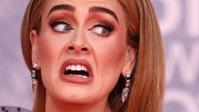 Brit Awards: Adele stroi dziwne miny i zgarnia najwięcej nagród