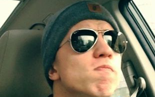 Od ostrych treningów crossfit ma rany na rękach (FOTO)