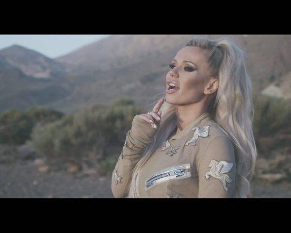 Doda w teledysku Nie pytaj mnie