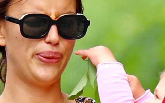 Ciężko jest być top modelką, gdy dziecko wpycha ci do buzi liście (ZDJĘCIA)