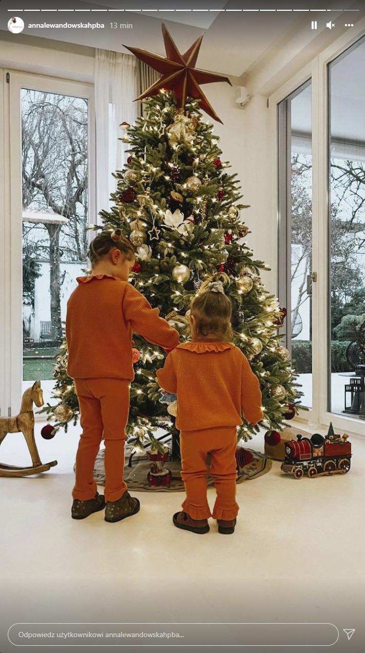 Ania Lewandowska ubrała już z dziewczynkami choinkę. Klara już jest TAKA wysoka!