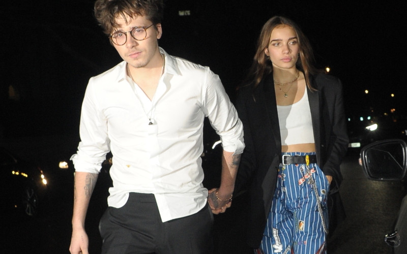 Pijany w sztok Brooklyn Beckham odjeżdża z dziewczyną z imprezy (ZDJĘCIA)