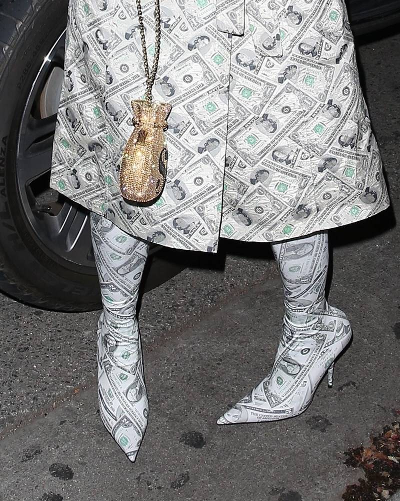 TA stylizacja Kim Kardashian to prawdziwy KICZ