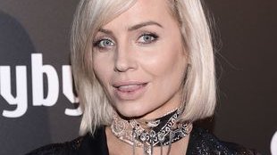 Agnieszka Woźniak-Starak w bobie – ale to nogi przyciągały uwagę (FOTO)