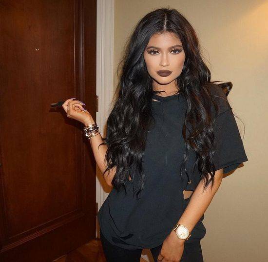 Zdjęcia, na których Kylie Jenner wygląda jak plastikowa lalka