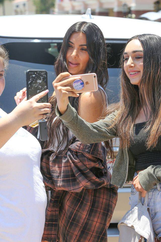 Kim Kardashian robi selfies z fankami