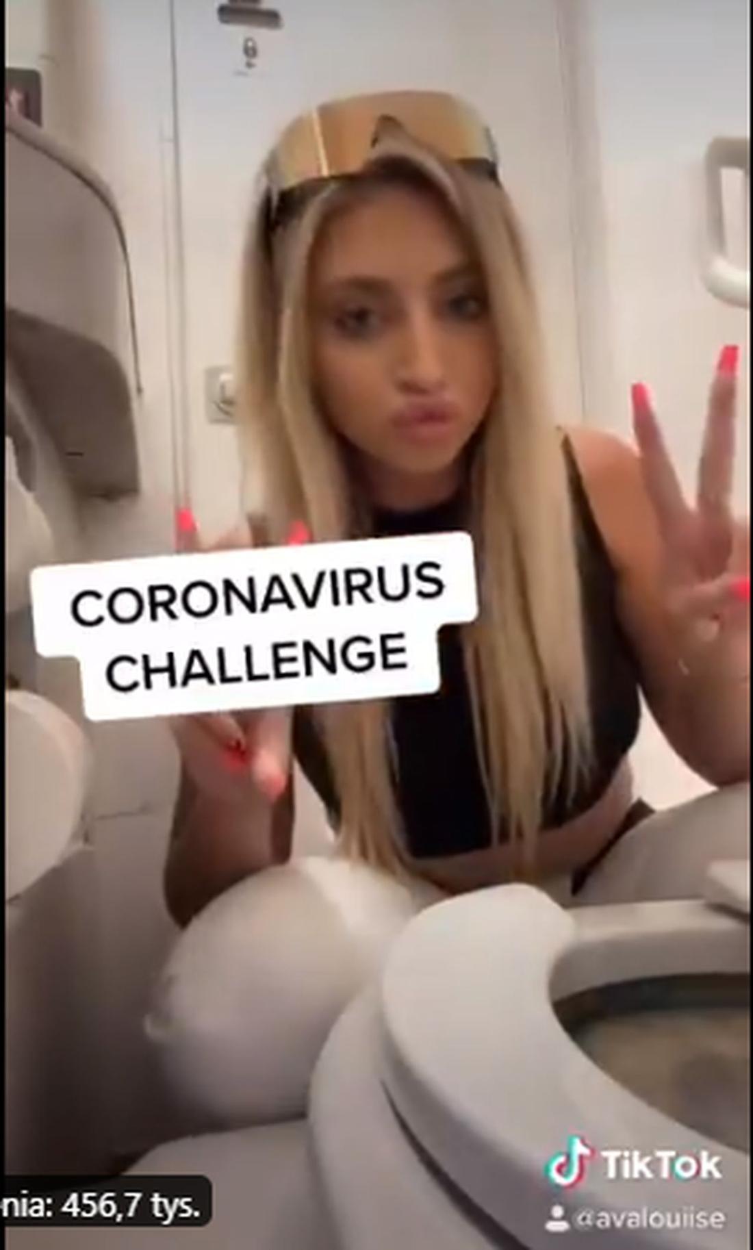 Ava Louise polizała deskę sedesową w samolocie. To "Coronavirus Challenge"/fot. Twitter/realavalouiise<p>Głupota w najlepszym wydaniu.</p>
</blockquote>
</li>
<li>
<blockquote>
<p>Jej rodzice muszą być tacy dumni.</p>
</blockquote>
</li>
<li>
<blockquote>
<p>Do czego zdolni są ludzie, żeby tylko zwrócić na siebie uwagę…</p>
</blockquote>
</li>
</ul>
<p>Ava jednak nie przejmuje się krytyką. W kolejnym nagraniu <strong>stwierdziła, że to “eksperyment społeczny”</strong> i dodała, że “może wyleczyć się ze wszystkiego z powodu przywileju gorącej laski” i też woli <strong>“umrzeć jako osoba młoda niż brzydka”</strong>. Swoje zachowanie skomentowała także w rozmowie z serwisem Insider. Wyjaśniła, że filmik nagrała dla rozgłosu i dodała, że jej mama jest z niej dumna. Jej słowa są zaskakujące.</p>
<blockquote>
<p>Byłam zmęczona słuchaniem o jakiejś szm**ie o imieniu korona, która budziła większe zainteresowanie ode mnie. Gorące blondynki poradzą sobie z każdą infekcją. (…) Teraz jestem w centrum zainteresowania. Mama powiedziała, że jest ze mnie dumna. Zwróciłam uwagę na pandemię z okularami Fendi na nosie… Tak to się robi – powiedziała.</p>
</blockquote><div class="ad-slot ad-slot--article aunit"><div id="div-gpt-ad-1769090528077-0" style="min-width: 300px; min-height: 250px;">
                <script>googletag.cmd.push(function() { googletag.display("div-gpt-ad-1769090528077-0"); app_debug_log(