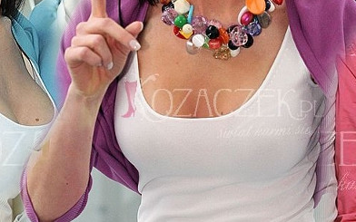 Ten biust robi sporo zamieszania (FOTO)