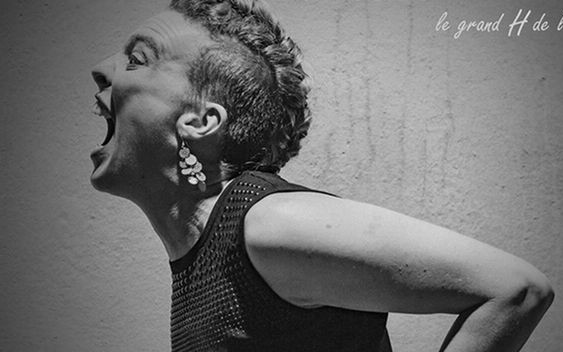 Tragiczna śmierć artystki na scenie… w KOŚCIELE! (VIDEO)