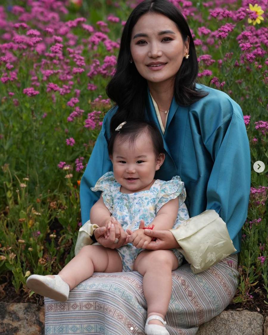 Okrzyknięto ją “najpiękniejszą królową świata” i “księżną Kate Himalajów”. Kim jest Jetsun Pema?