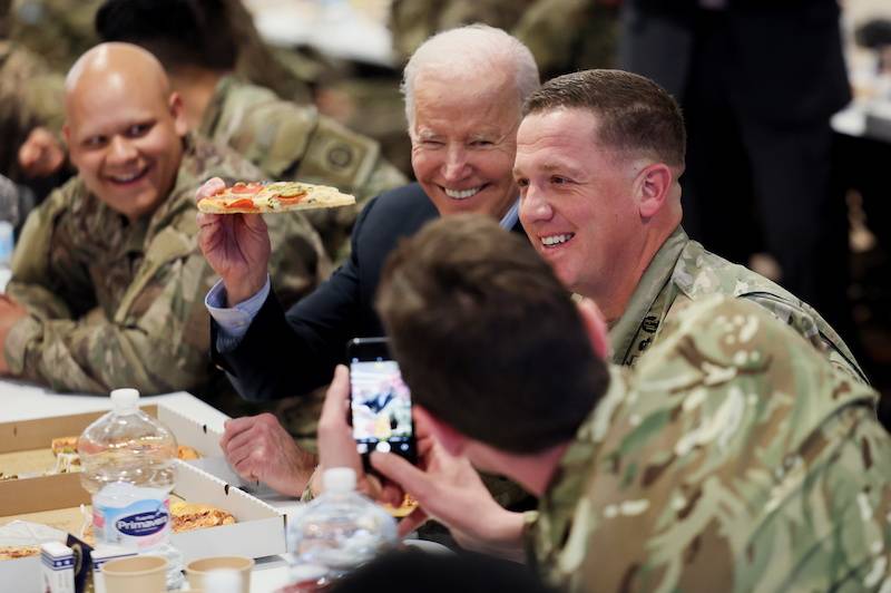Joe Biden wycofuje się z wyścigu o urząd prezydenta. Te zdjęcia z pizzą przejdą do historii