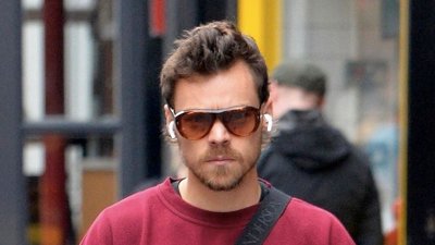 Odmieniony Harry Styles jest znów singlem, “Jak on się zmienił!” [nowe zdjęcia z Rzymu]