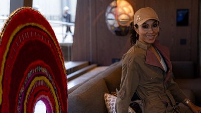 Omenaa Mensah redefiniuje luksus podczas wodowania jachtu ART CAT Asante. Art advisory wchodzi do świata katamaranów Sunreef