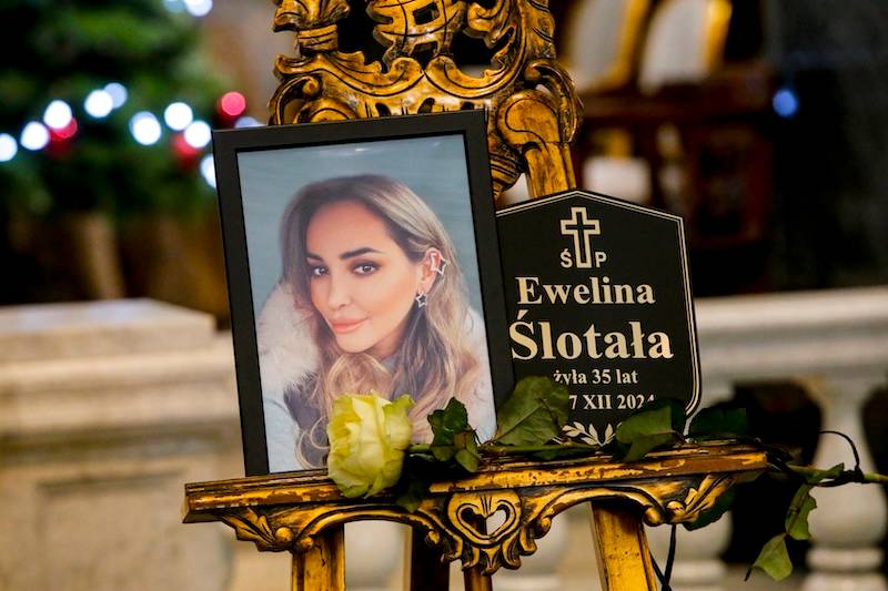 Pogrzeb Eweliny Ślotały. Na pogrzebie mama z wnukiem, a także zaskakująca osobowość