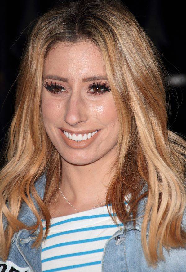 Piosenkarka pokazuje “muffin top”, rozstępy i klapnięte piersi!