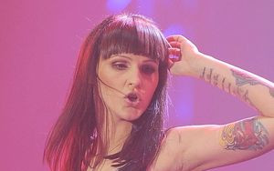 Agnieszka Chylińska w ciąży szaleje na scenie (FOTO)