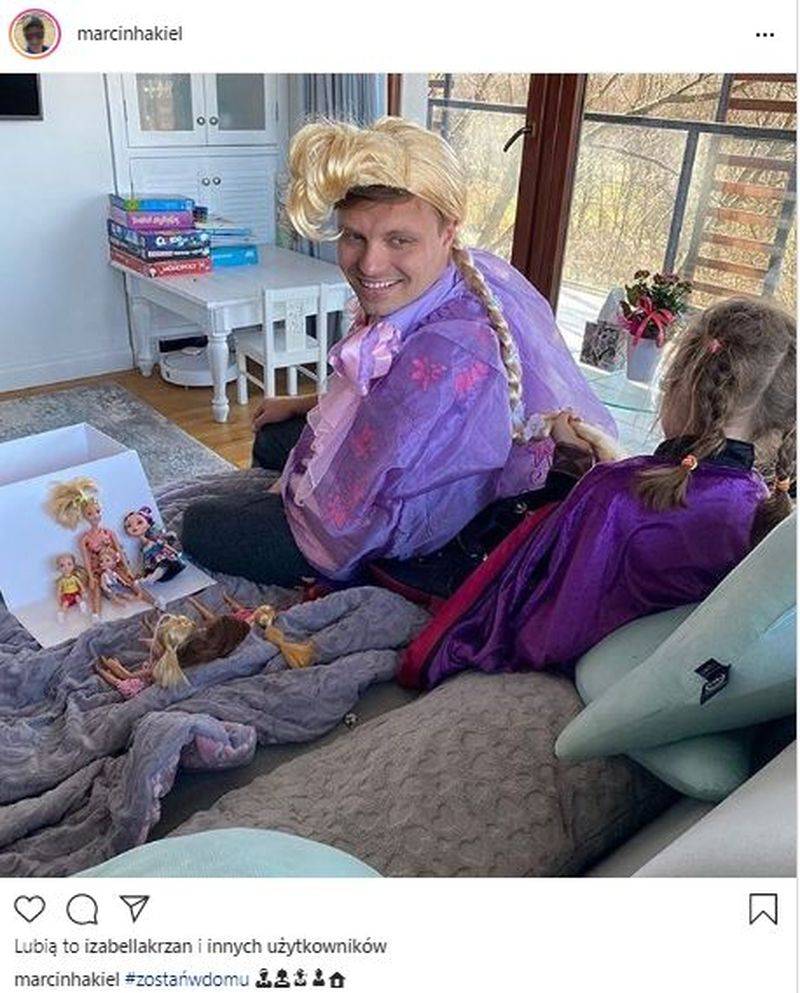 Marcin Hakiel, mąż Kasi Cichopek, bawi się z córką lalkami Barbie