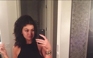 Kylie Jenner podziurawiła ucho jak tablicę korkową (Insta)