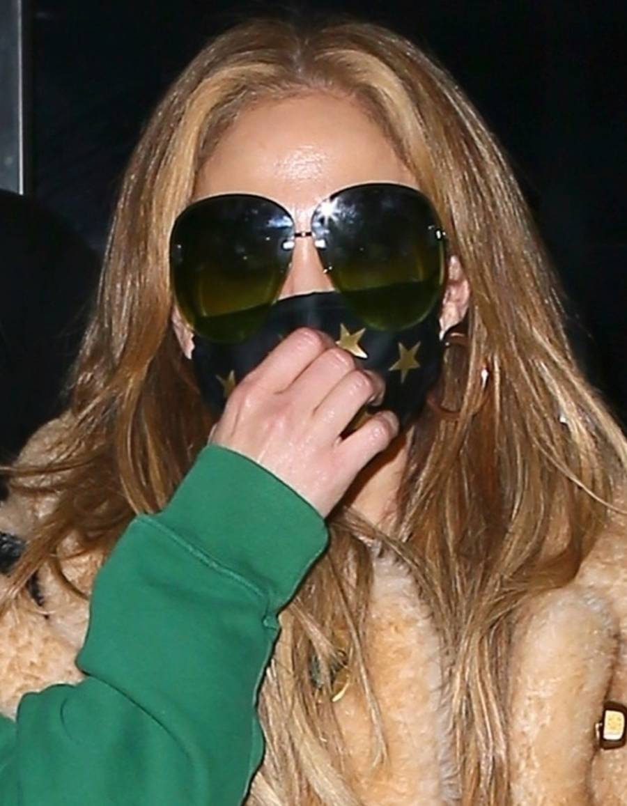 Jennifer Lopez w rozpuszczonych włosach.