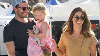 Jamie Dornan z żoną i córkami na zakupach (ZDJĘCIA)