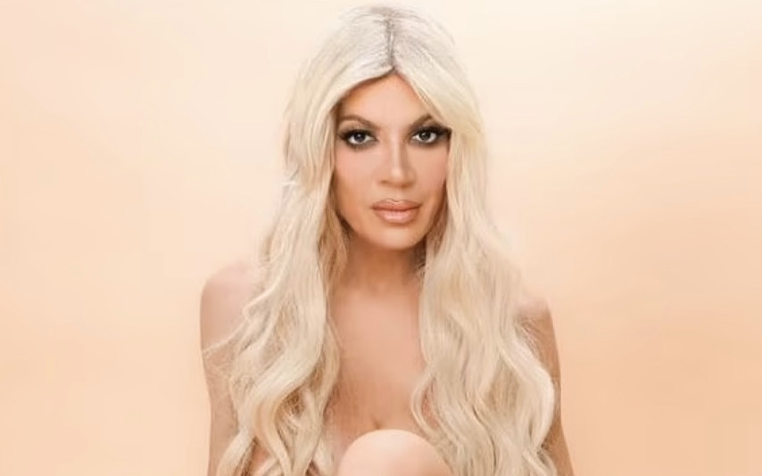 50-letnia Tori Spelling promuje swój podcast nago