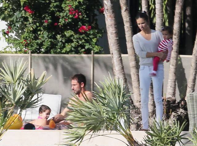 Adriana Lima z córeczkami i mężem