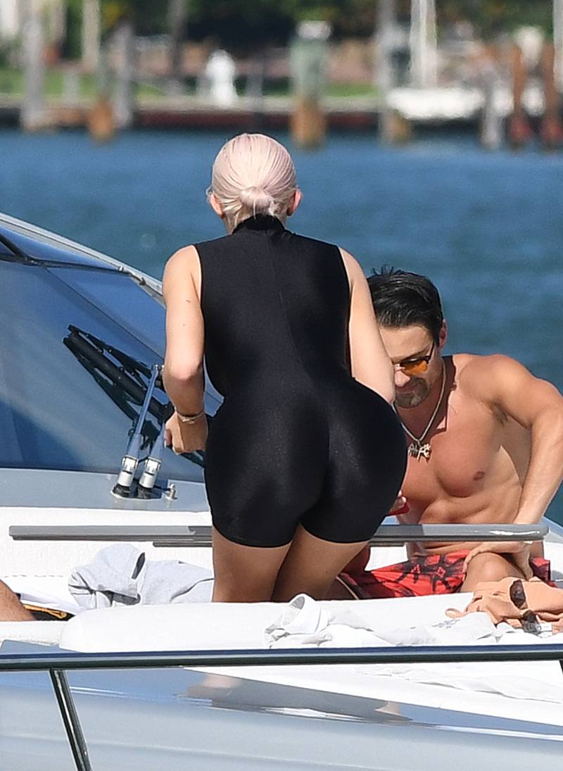 Piersi Kylie Jenner sięgają jej do PĘPKA! Tak wygląda naprawdę!