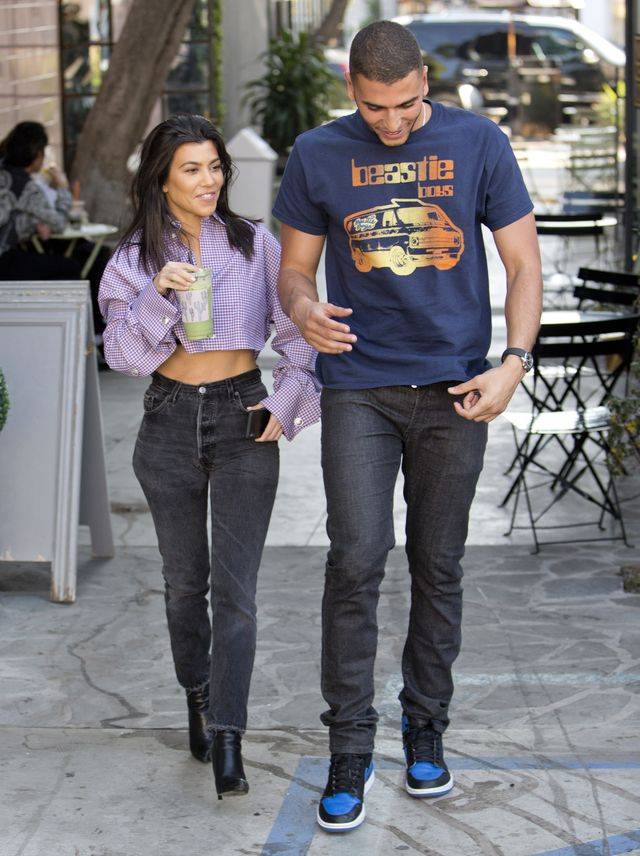 Kourtney Kardashian na spacerze z młodszym o 15 lat chłopakiem