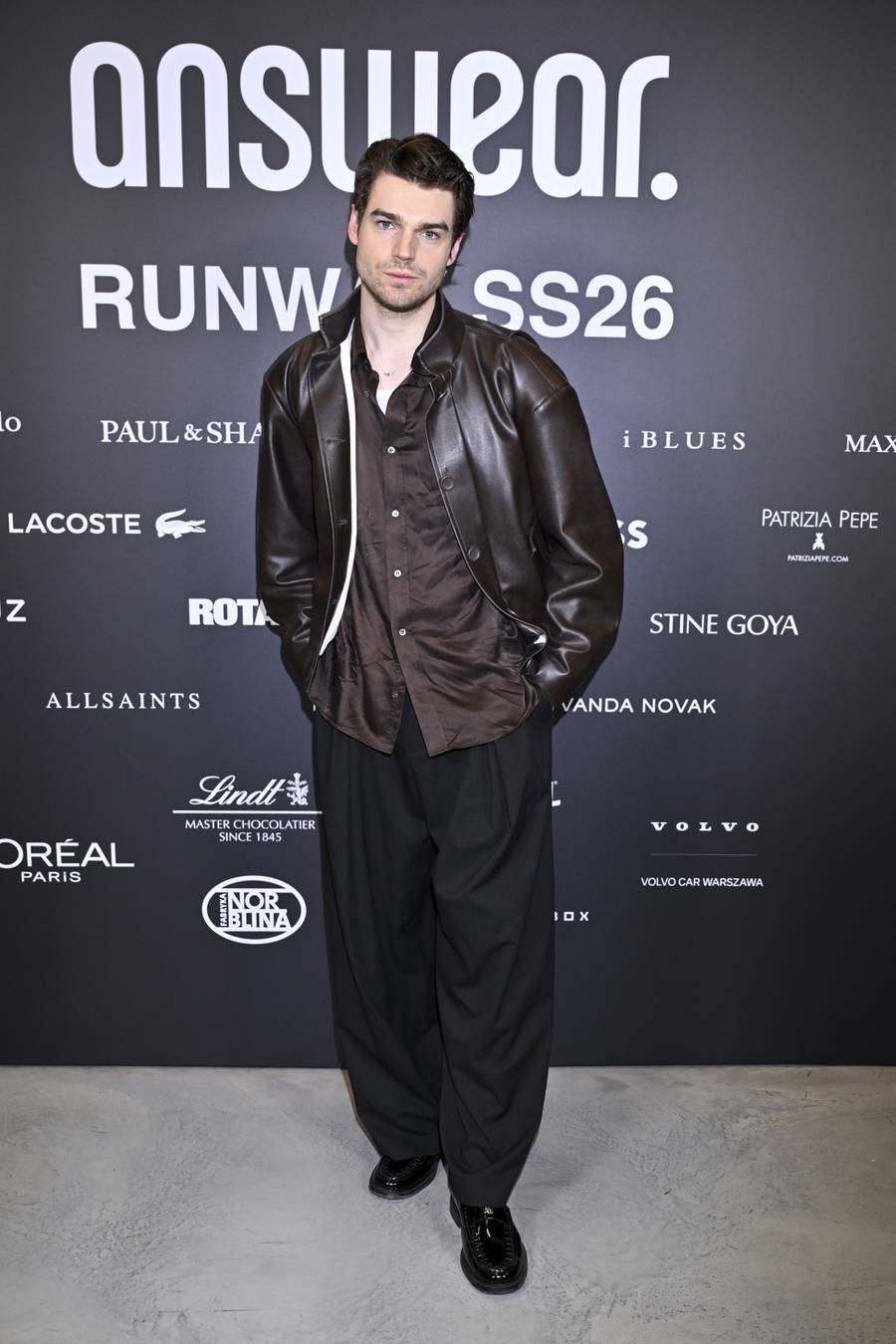 Maks Behr na pokazie Answer