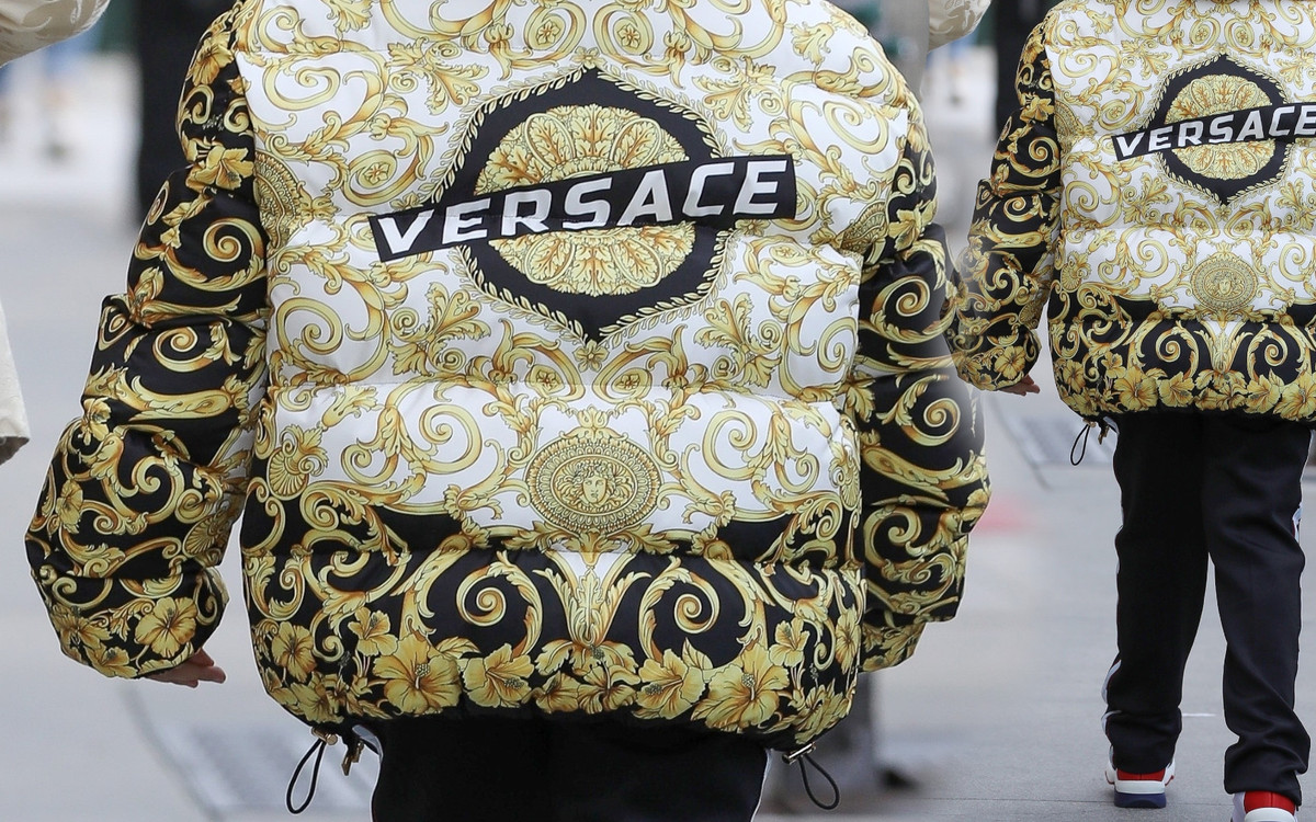 9-letni syn celebrytki w wypasionej kurtce Versace (ZDJĘCIA)